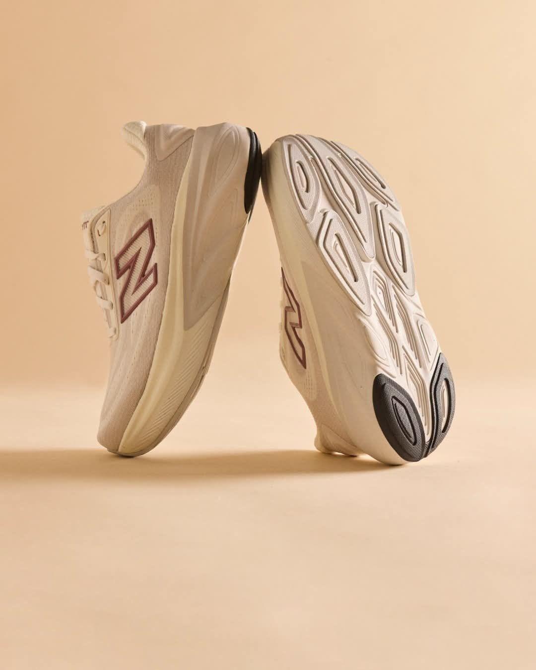 New Balance More v5「米白酒红」|软弹厚底通勤慢跑神鞋